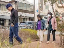 양천구, 재개발지역 방치된 공원 '맨발 흙길'로 새단장 기사 이미지