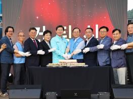 이상일 용인특례시장, “중앙시장 야시장에 대한 시민 호응 갈수록 높아지고 있는 만큼 계속 사랑해 주신다면 전국 최고의 전통시장 될 것” 기사 이미지