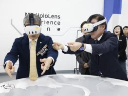 진교훈 강서구청장, AI와 로봇 등 4차산업 혁신기술 체험 기사 이미지