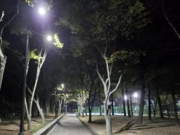 광명시, 시민체육관 야간시간 이용환경 개선…산책로 등 조명등 교체·확대 설치 기사 이미지