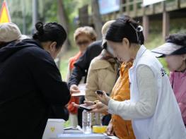 '걷고 나니 혈당이 내려갔다' 강남구, 양재천 건강 페스티벌서 효과 입증 기사 이미지