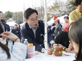 진교훈 강서구청장, ‘강서봄빛페스타’ 찾아 소통 행보 기사 이미지