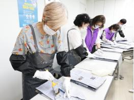 은평구, 폐신문지로 '종이봉투' 만든다…환경 보호·노인 일자리 창출 '일석이조' 기사 이미지